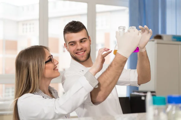 Grupo de cientistas que trabalham no laboratório — Fotografia de Stock