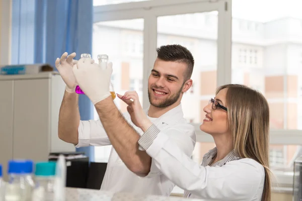 Pareja de jóvenes en brillante laboratorio moderno —  Fotos de Stock