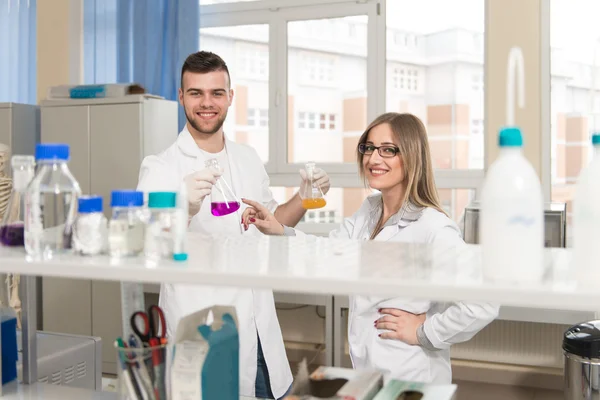 Estudiantes científicos trabajando en laboratorio —  Fotos de Stock