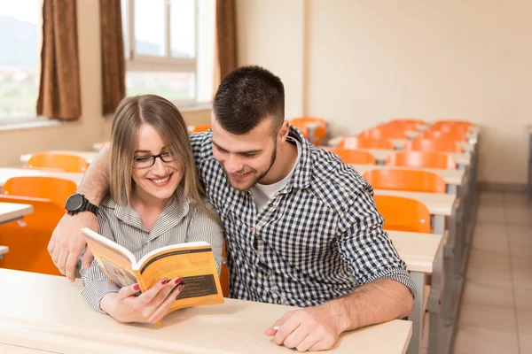 Étudiants étudient en classe au lycée — Photo