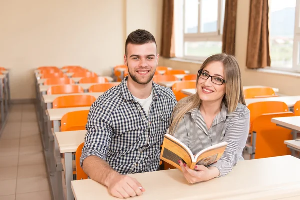 Grupa młodych studentów przygotowujących się do egzaminów — Zdjęcie stockowe