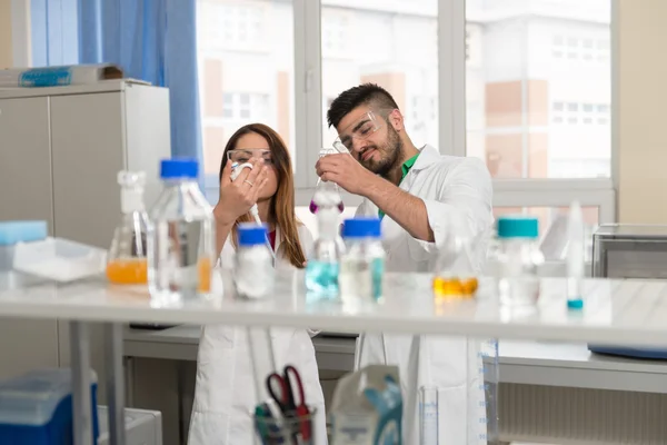 Студенты Учёные, работающие в лаборатории — стоковое фото