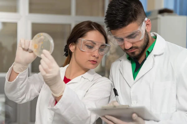 Wetenschappers In laboratorium met chemische stoffen testen Virus Vaccinatio — Stockfoto