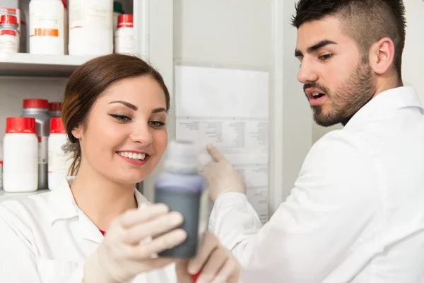 Skupina vědců pracujících v laboratoři — Stock fotografie