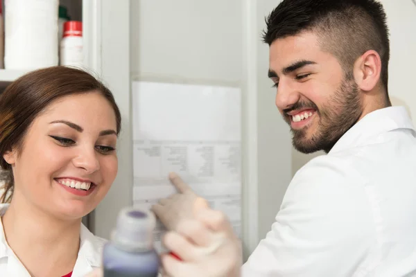 Junge Gruppe von Wissenschaftlern, die im Labor arbeiten — Stockfoto