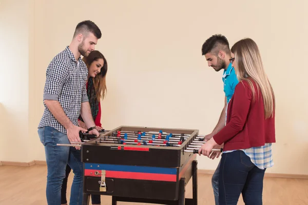 Gruppe von Freunden spielt Tischkicker — Stockfoto