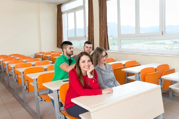 Studie van de studenten In de klas op middelbare School — Stockfoto