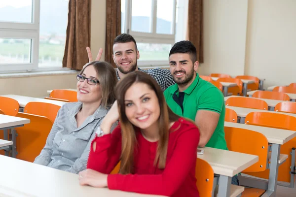 Grupa młodych studentów przygotowujących się do egzaminów — Zdjęcie stockowe