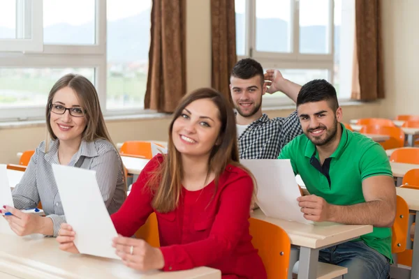 Groep van jonge studenten voorbereiden op examens — Stockfoto