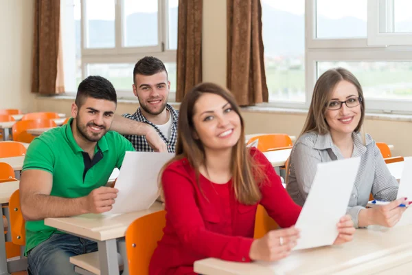 Estudantes estudam em sala de aula no ensino médio — Fotografia de Stock