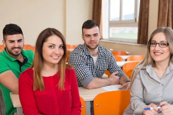 Grupp unga studenter förbereder sig för tentor — Stockfoto