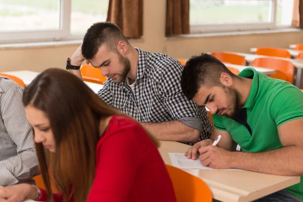 Grupp unga studenter förbereder sig för tentor — Stockfoto