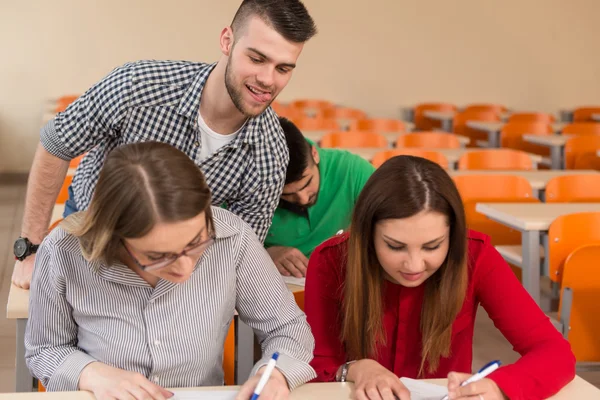 Grupa młodych studentów studiów jeden jest oszukiwanie — Zdjęcie stockowe