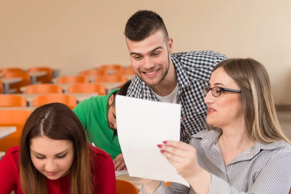 Groep van jonge studenten studie een Is vreemdgaan — Stockfoto