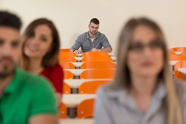 Colegas estudantes em sala de aula trabalhando juntos — Fotografia de Stock