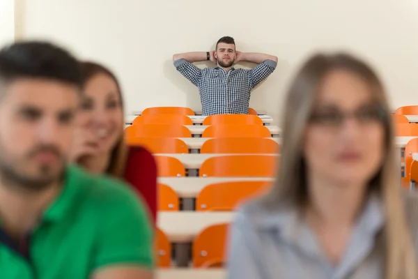 Estudantes estudam em sala de aula no ensino médio — Fotografia de Stock