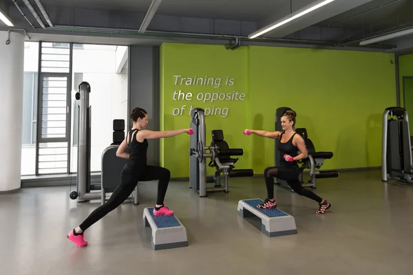 Mujeres sanas haciendo ejercicio con pesimistas — Foto de Stock