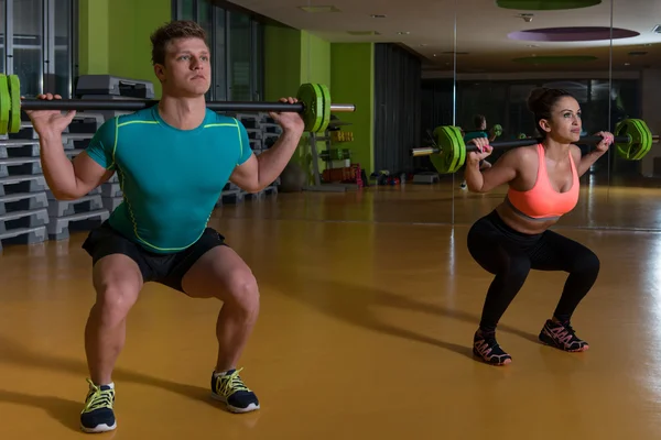 重量足の運動をしている若いカップル — ストック写真