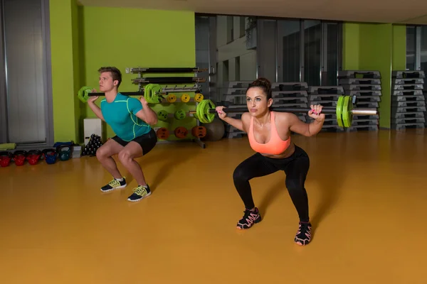 Junges Paar beim Krafttraining für die Beine — Stockfoto