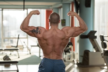 Arka çifte kol kası poz yapmak bodybuilder