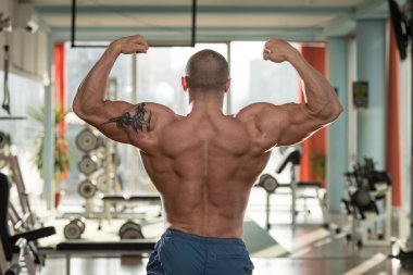 genç vücut geliştirmeci kasların esneme