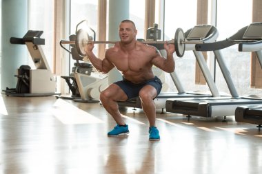 Halter ağız kavgası yapan genç erkek