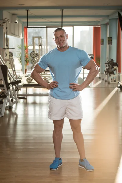 Портрет физически здорового человека в футболке — стоковое фото