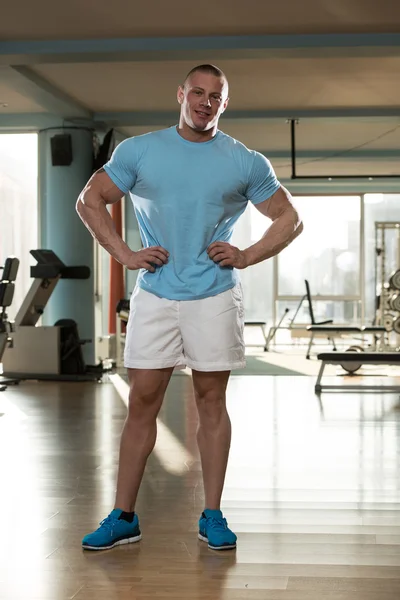 Portrét muže fyzicky Fit v tričku — Stock fotografie