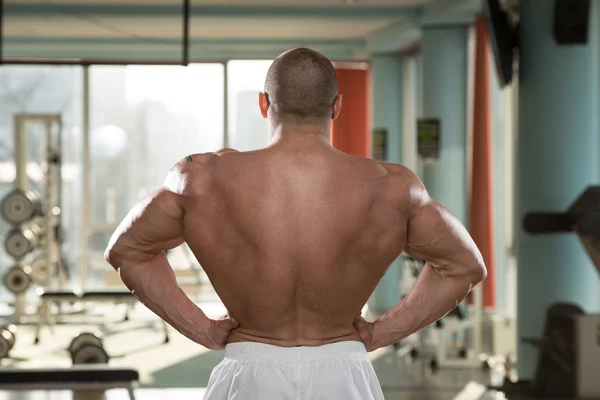 Young Bodybuilder Flexing Muscles — Stock Photo, Image