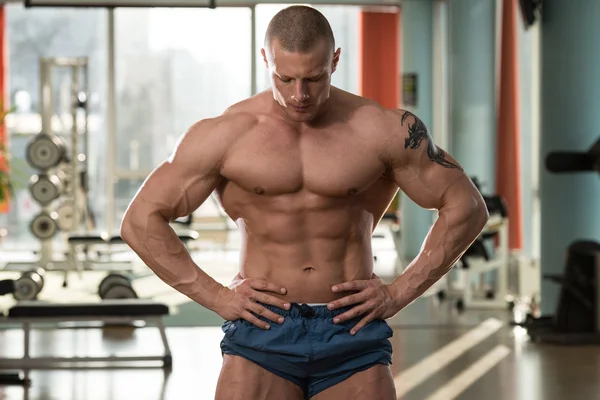 Retrato de un joven musculoso físicamente en forma —  Fotos de Stock