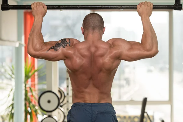 Bodybuilder faire tirer les hauts meilleurs exercices de dos — Photo