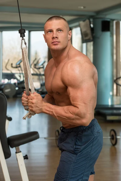 Männlicher Bodybuilder macht schwere Kraftübungen für Trizeps — Stockfoto