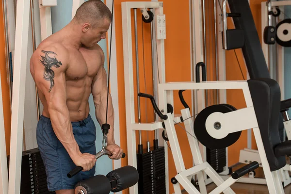 Fisiculturista masculino fazendo exercício de peso pesado para tríceps — Fotografia de Stock