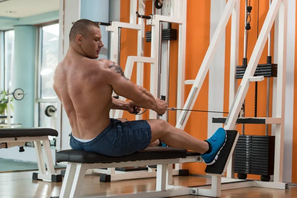 Esercizio posteriore in palestra — Foto Stock