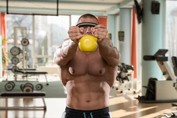 Muskulöser Mann trainiert mit Kettlebell — Stockfoto