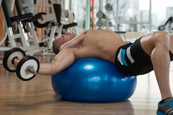 Hantel Incline bänkpress träning på Fitness boll — Stockfoto