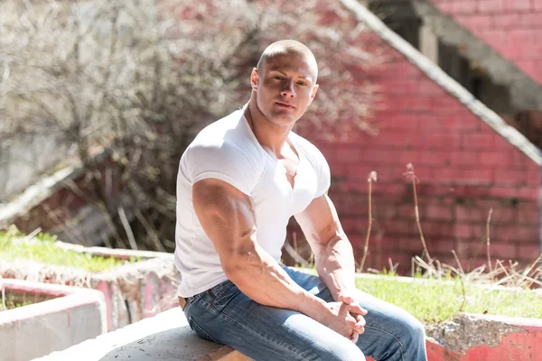 Retrato de um homem posando em ruínas de Abondend — Fotografia de Stock