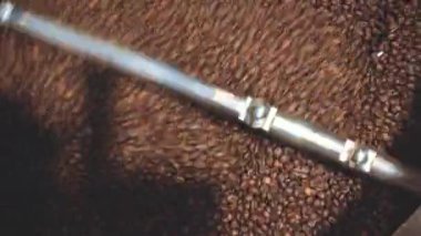Makinede kavrulmuş kahve çekirdeklerinin üst görüntüsü