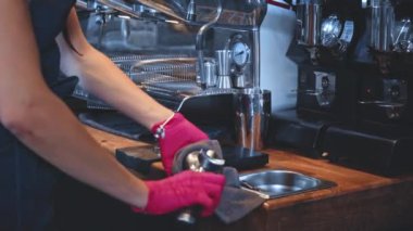 Kahve makinesini temizleyen baristanın kırpılmış görüntüsü