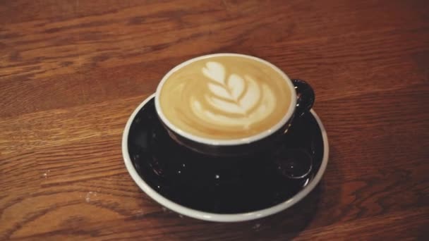 Ausgeschnittener Blick Auf Barista Der Cappuccino Auf Holztisch Serviert — Stockvideo