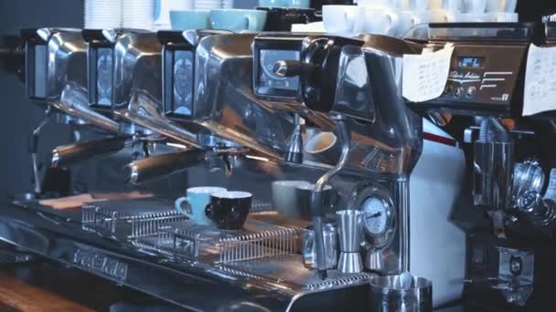 Ausgeschnittener Blick Auf Barista Der Tassen Mit Kaffee Aus Kaffeemaschine — Stockvideo