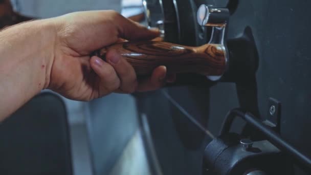 Mouvement Lent Main Masculine Prenant Des Grains Café Torréfiés Machine — Video