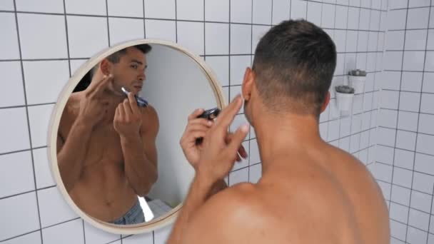 Félmeztelen Férfi Használ Trimmer Borotválkozás Közben Fürdőszobában — Stock videók