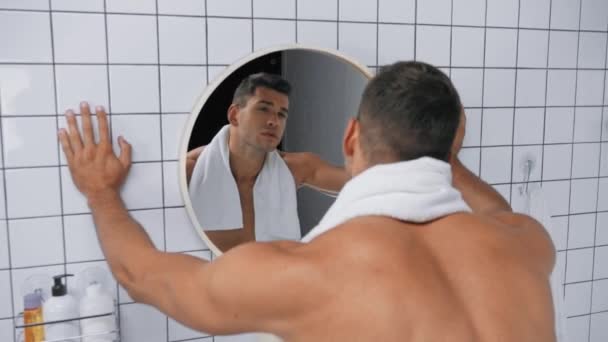 Hombre Con Toalla Cuerpo Sin Camisa Mirando Espejo Baño — Vídeos de Stock