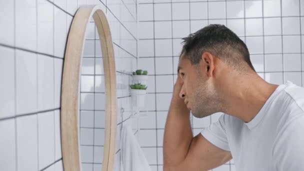 Vista Lateral Homem Fixando Cabelo Ajustando Shirt Branca Banheiro — Vídeo de Stock