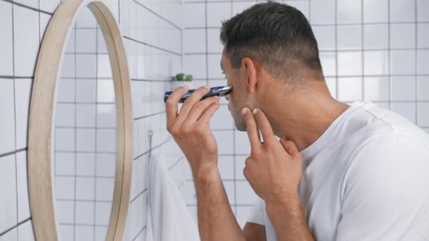 Homem Shirt Branca Usando Aparador Raspar Rosto Banheiro — Vídeo de Stock