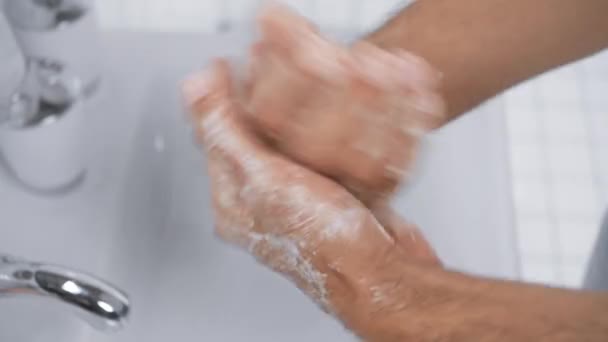 Pandangan Terpotong Dari Pria Mencuci Tangan Dekat Wastafel Kamar Mandi — Stok Video