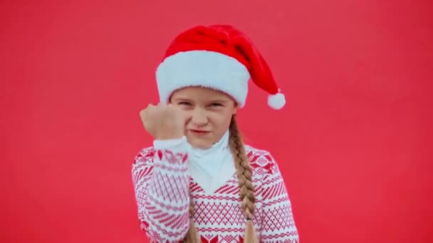 Boos Meisje Santa Hoed Kerst Trui Tonen Vuisten Geïsoleerd Rood — Stockvideo