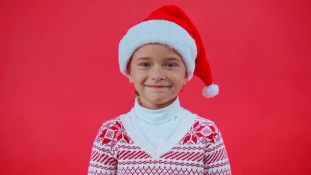 Niña Sonriente Sombrero Santa Suéter Navidad Aislado Rojo — Vídeos de Stock