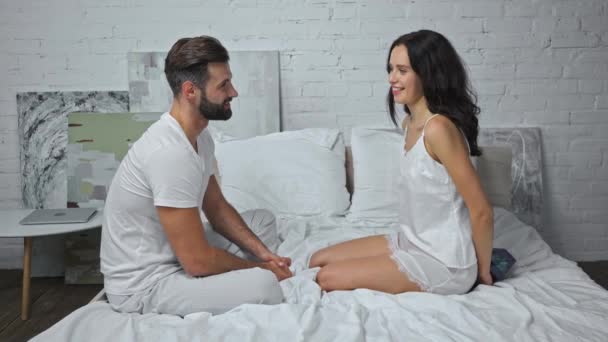 Mutlu Kadın Yatakta Erkek Arkadaşının Arkasında Saklanıyor — Stok video
